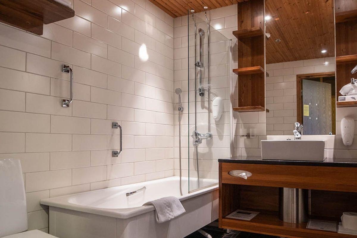 Santa's Hotel Tunturi Gielas Superior Bathroom