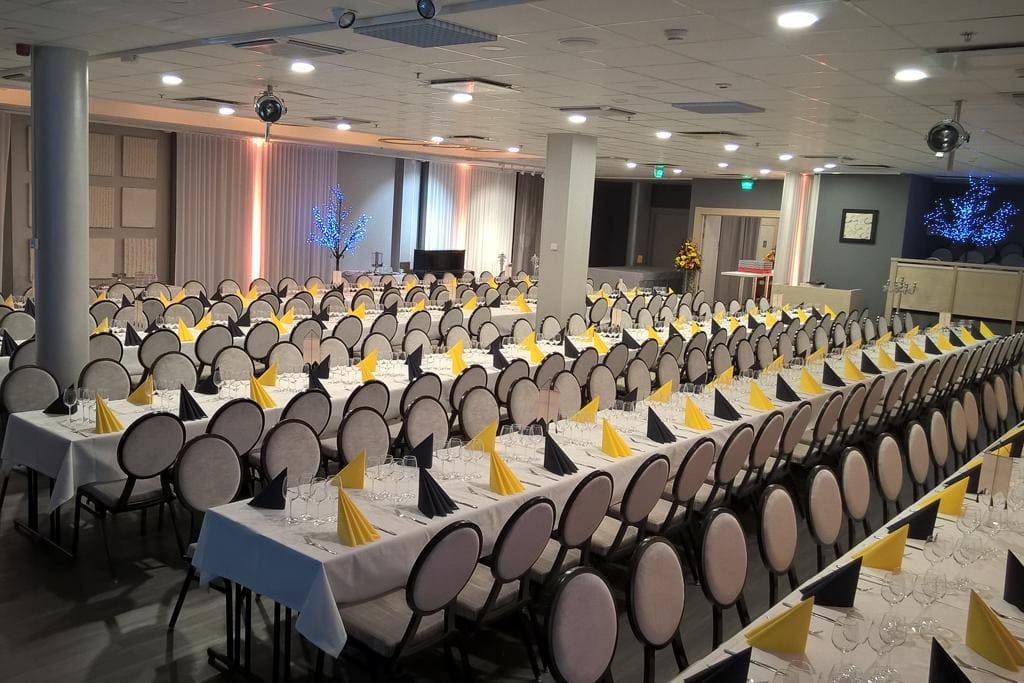 Santas Hotel Santa Claus Kirnu pitkät pöydät